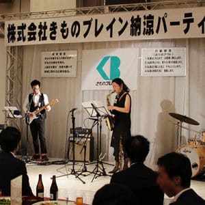 Golden Alesの素晴らしい演奏に皆が耳を傾けていました