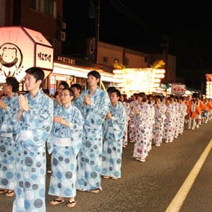 神輿や万灯などが練り歩く中、皆で楽しく踊りました