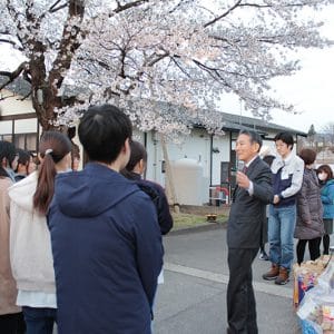 社長が『奇跡の桜』の由来を新入社員に紹介しました